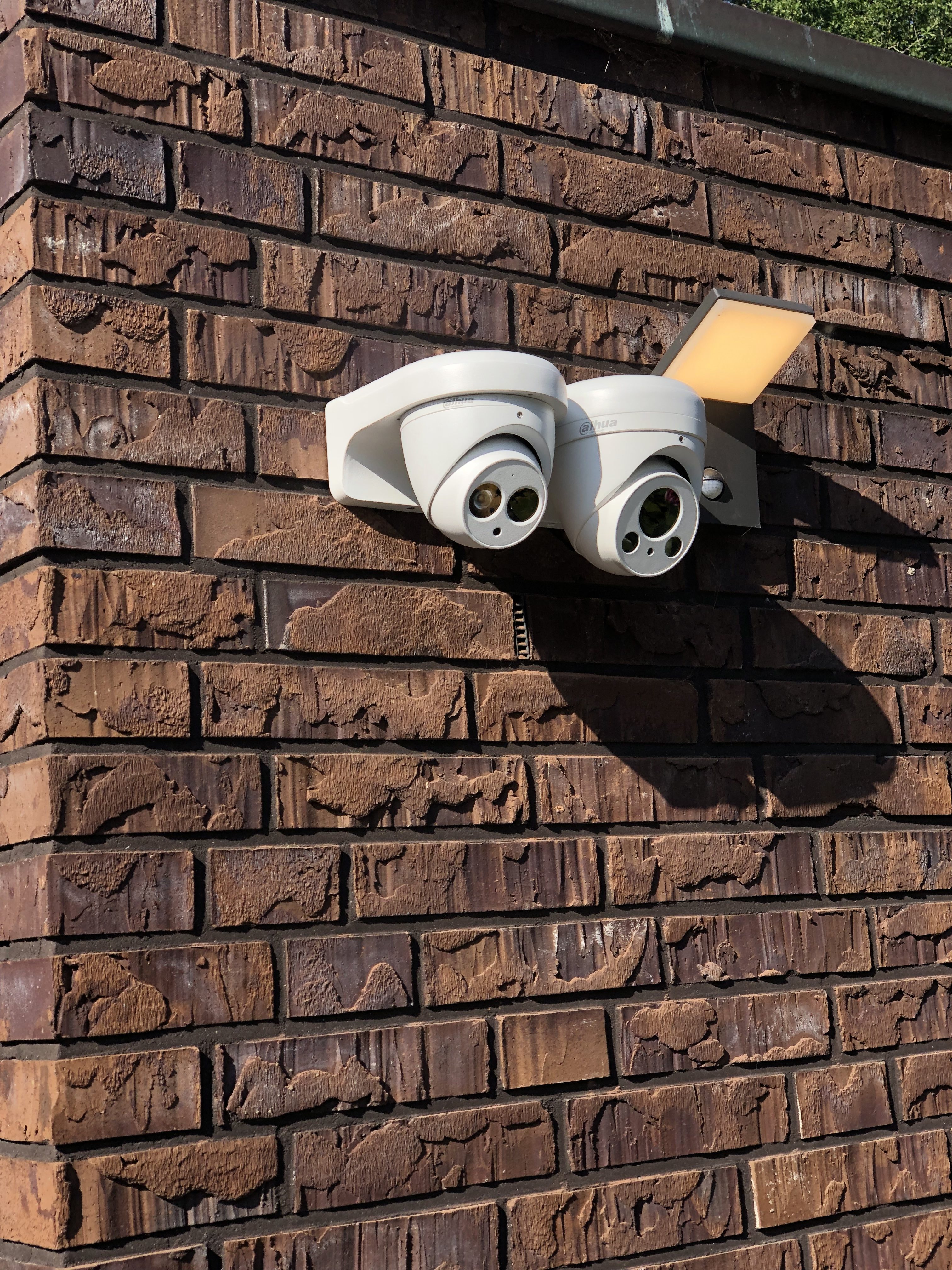Een hua starlight camera en een zoom camera geplaatst op een woning in vriezenveen